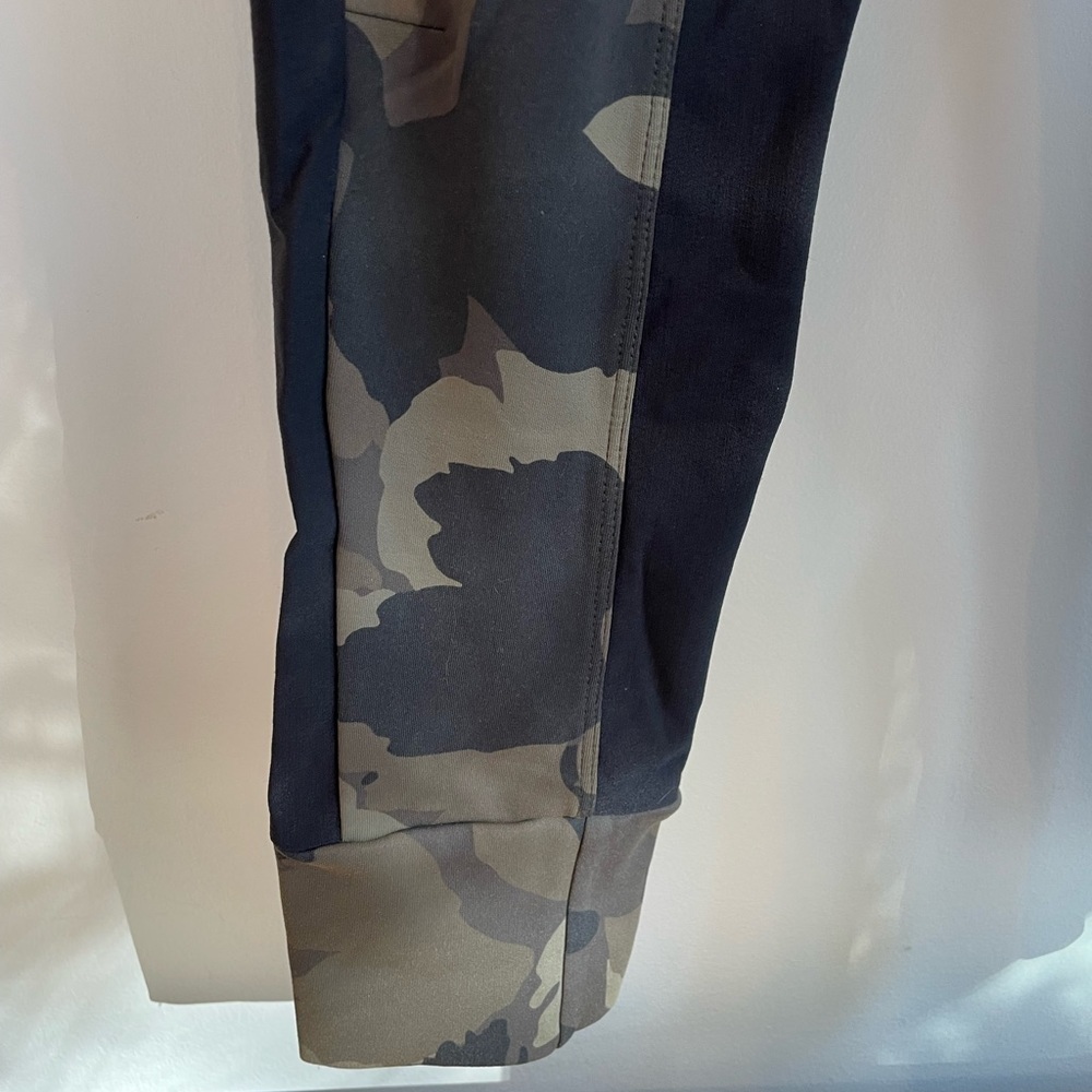 Athleta Camo 7/8 Leggings with Black Side Stripes Size S - Picture 5 of 10